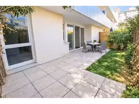 élégance en rez-de-chaussée avec terrasse et jardin privatif