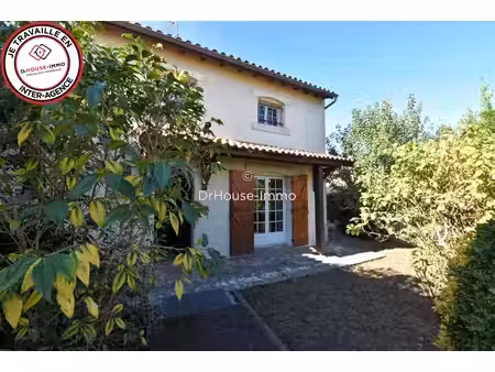 maison 3 chambres  grand garage  plusieurs stationnements sur la parcelle