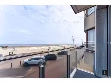 ruim appartement op 1ste verdieping met frontaal zeezicht aan sterk verlaagde prijs.