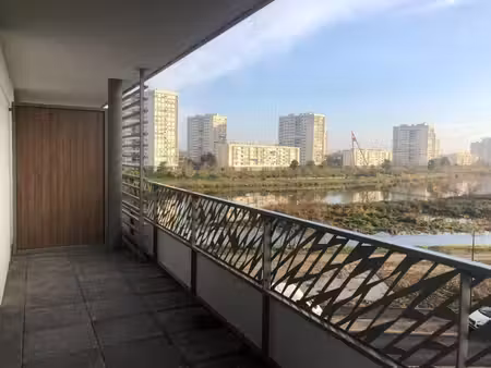 t2 avec balcon et vue sur le cher ; les 2 lions