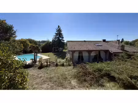 maison de plain-pied avec piscine et environ 2 hectares