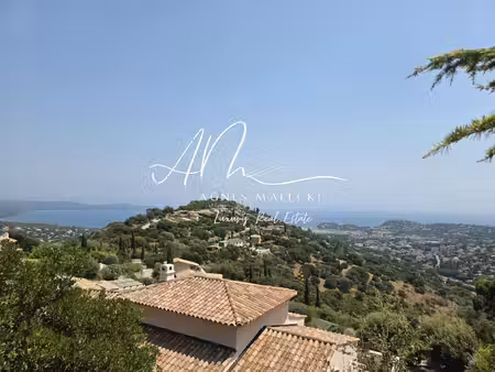 belle vue mer pour cette propriete avec piscine a debordement et beau terrain paysager