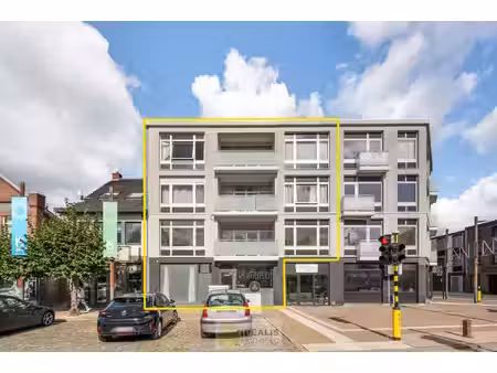 idealis vastgoed - investeringseigendom bestaande uit 2 gelijkvloerse handelspanden en 5 b
