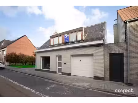 gezinswoning met 3 slaapkamers en garage.