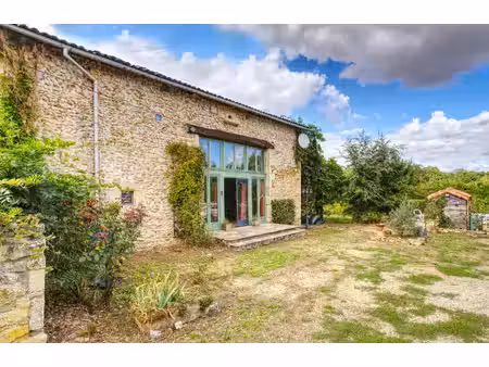 magnifique grange rénovée avec piscine et plus d’un hectare de terrain  adapté à l’activit