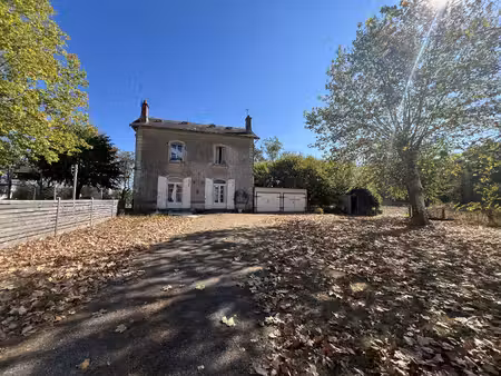 ancienne maison de gare à proximité de commerces