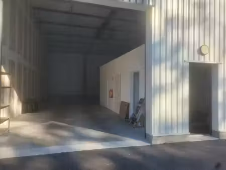 location entrepôt guereins 01090 202m²