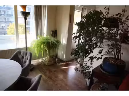 licht appartement met 2 terrassen op centrale locatie.