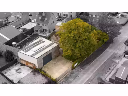 woning (240 m²) met loods (143 m²) op hoekperceel van 1.027 m²