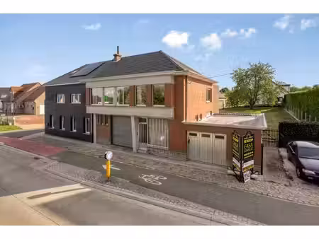 halfopen bebouwing met ruime garage/werkplaats en tuin!
