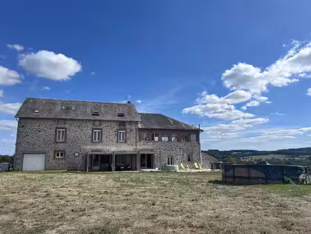 magnifique maison située au sommet d'une colline  avec 6 chambres et 3 hectares de terrain