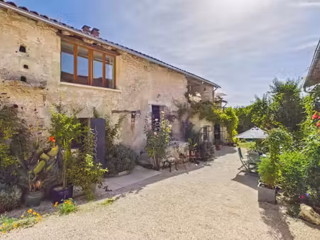 jolie maison avec accès à la rivière