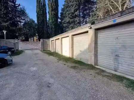 location parking 15 m² à salon-de-provence (13300)  120 €