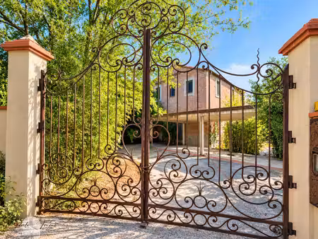 exceptionnel mas de caractère – ancien chai – 425 m² habitables – 1 257 m² de terrain – au