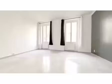 location locaux professionnels 3 pièces 48 m² à aix-en-provence (13090)  995 €