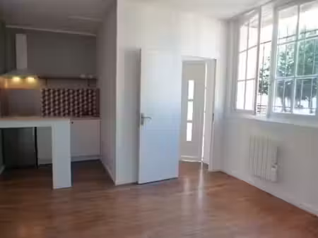 location locaux professionnels 22 m² à pontoise (95000)  686 €