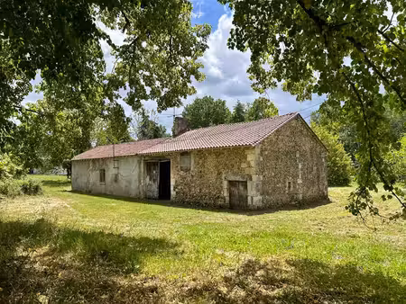 a vendre  grange à rénover située à 5 min de chancelade 24650