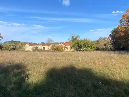 magnifique terrain constructible avec corps de ferme  très bonne accessibilité  au calme  