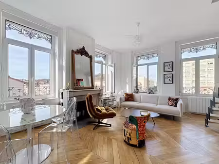 très bel appartement t3 duplex en hyper centre de villefranche