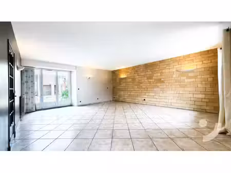 maison familiale avec volumes  cour  dépendance et caves à damery