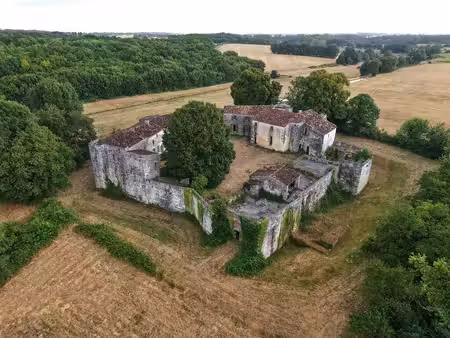 château médiéval du xive siècle  en charente maritime  ismh