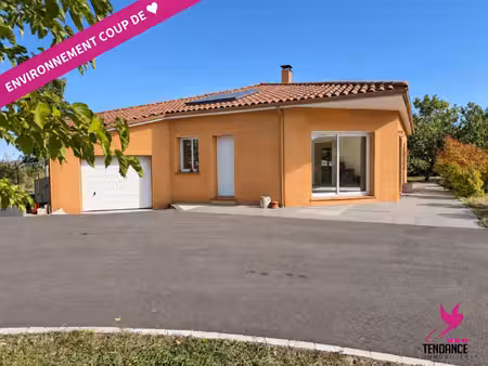 villa 130 m² avec piscine sur 3 500 m² de terrain.
