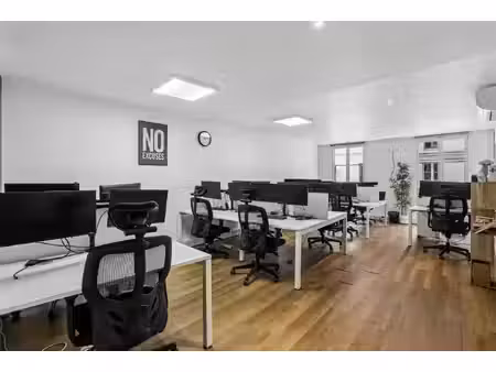 location local professionnel 102m²