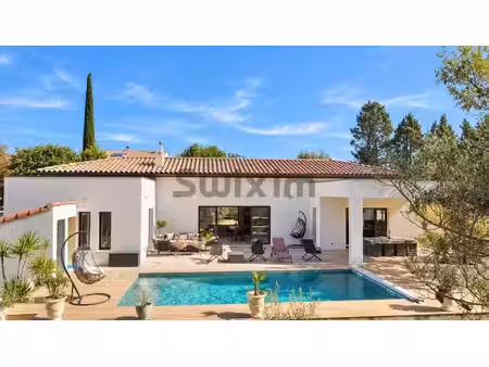 villa contemporaine de plain-pied avec piscine située à baga
