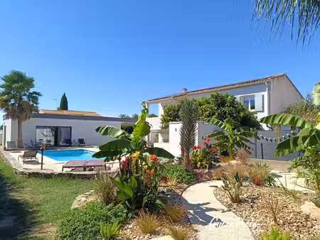 villa rénovée contemporaine avec piscine  dépendance et atel