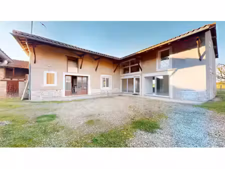vieux corps de ferme rénovée de 160 m² avec dépendances sur un grand terrain de 2248 m²