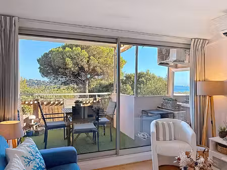 t2 cabine vue mer proche plages dans residence calme avec piscine à cavalaire sur mer