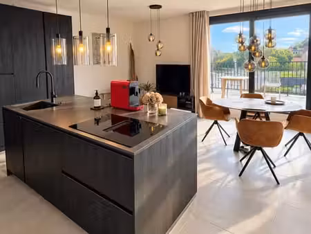 chouette appartement avec belle terrasse et place de parking