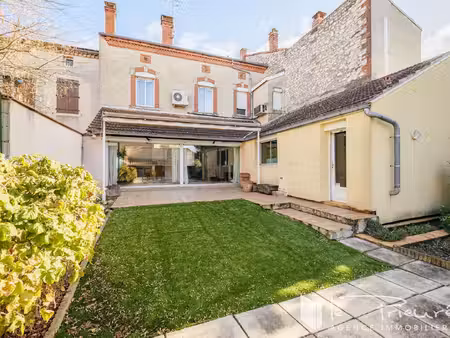 maison familiale de caractère avec piscine  volumes généreux et charme unique proche...