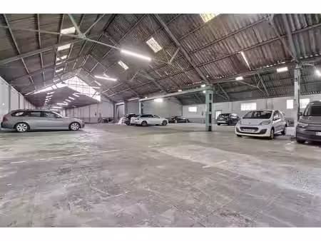 emplacement de parking pour 2 roues dans entrepôt sécurisé