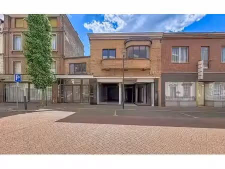 bonne maison de commerce avec logement et garage