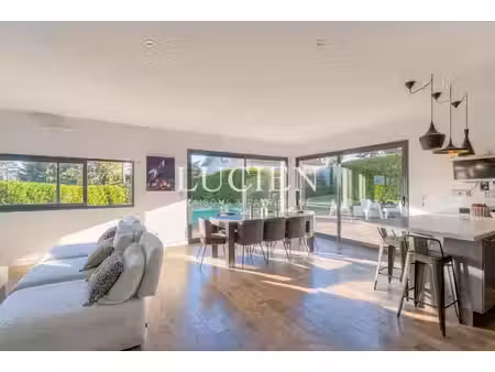 tassin-la-demi-lune – villa contemporaine avec piscine sur 1 005 m² de terrain