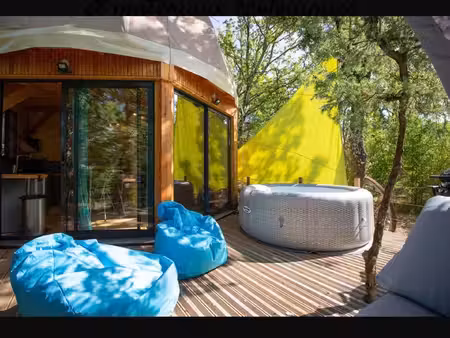 lodge en bois en pleine nature