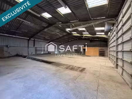 terrain avec bâtiments dans zone industrielle