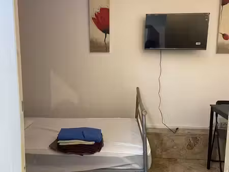 chambre avec coin cuisine et salle d’eau individuelle