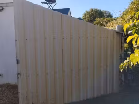 garage possibilité de rentrer 2 véhicules+ 2/3 place de stationnement sécurisé