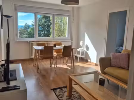 ? appartement entièrement rénové avec vue sur le lac – location de septembre à juin