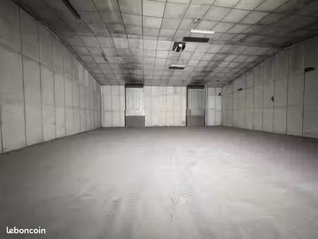location d'entrepôt divisé en box de stockage — 60 /m²/an