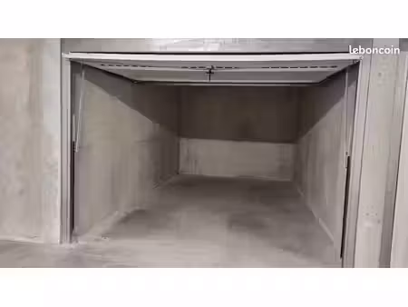 garage box à côté du arrêt tram 2 st lazare