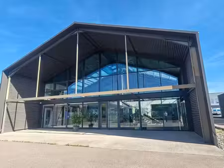 a louer local commercial comprenant bureaux  atelier  showroom  sanitaires  cuisine 900m²