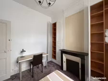 une chambre près du centre avec un plus
