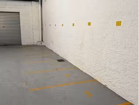 parking moto a louer