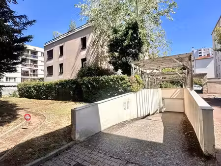 parking/box 15 m² lyon