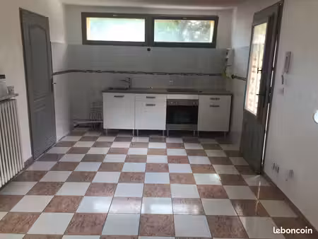 t2 30m2 rez de jardin avec terrasse + parking