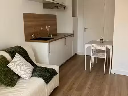 studio meublé tout équipé en plein centre de st genis laval et au pied des commerces et tc