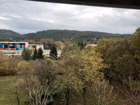 beau t3 rénové  lumineux et vue dégagée sur les collines aixoises